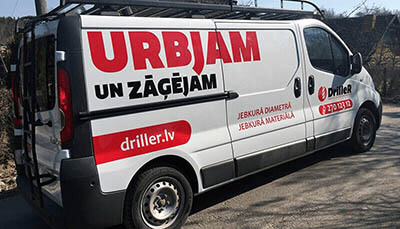 DrilleR korporatīvais buss ar uzrakstu urbjam un zāģējam