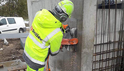 Driller meistars zāģē betonu 