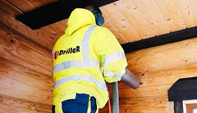 Driller meistars urbj caurumu guļbūves sienas koka baļķī