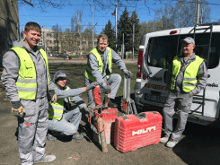 Driller dimanta urbšanas un zāģēšanas meistaru komanda īsa atpūtas mirkļa laikā