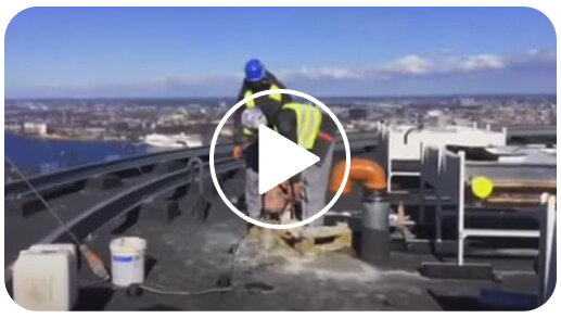 cauruma urbšana Rīgas augstākās boroju ēkas jumtā