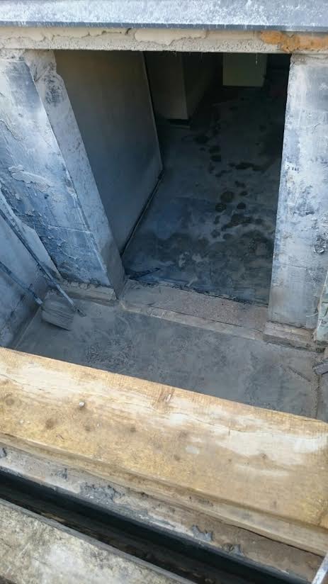 betona sienā izzāģēta aila