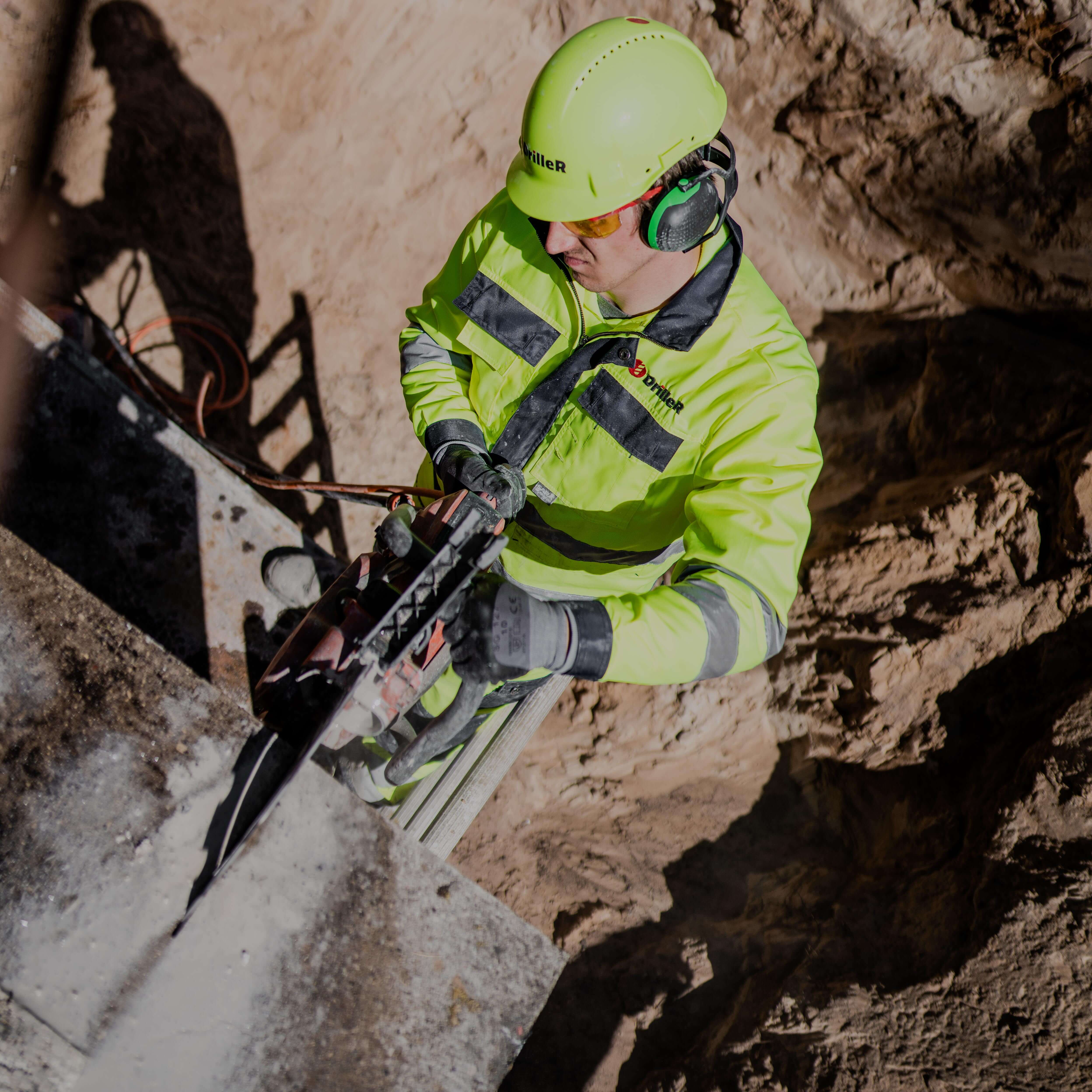 driller meistars profesionāli zāģē betona sienu